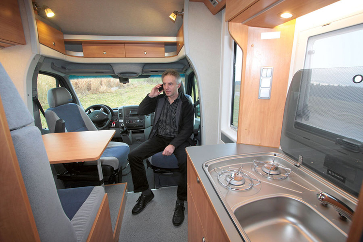 帶玻璃罩的雙爐頭燃?xì)庠钏劢M合2 房車帶玻璃罩雙爐頭燃?xì)庠钏劢M合