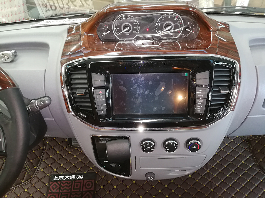 上汽大通V80長(zhǎng)軸高頂自動(dòng)擋房車(chē)15