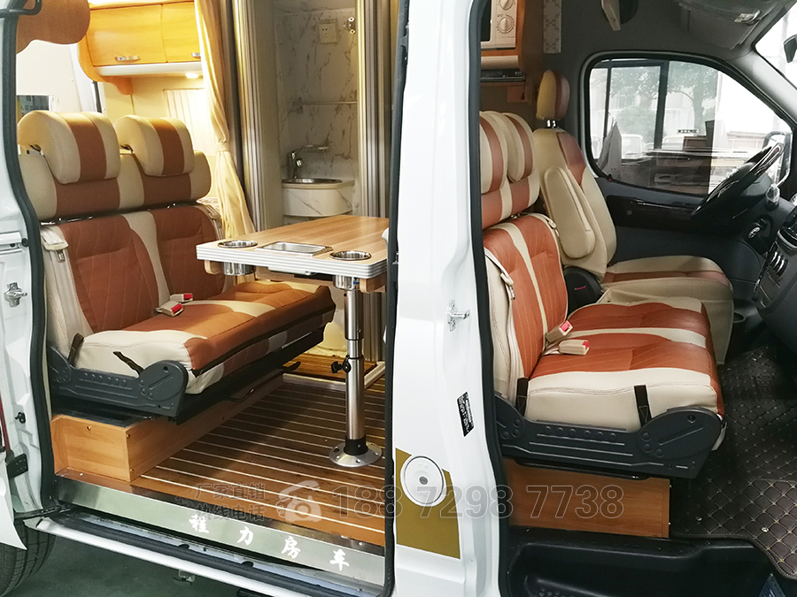 上汽大通V80短軸中頂自動擋五座房車內(nèi)飾2