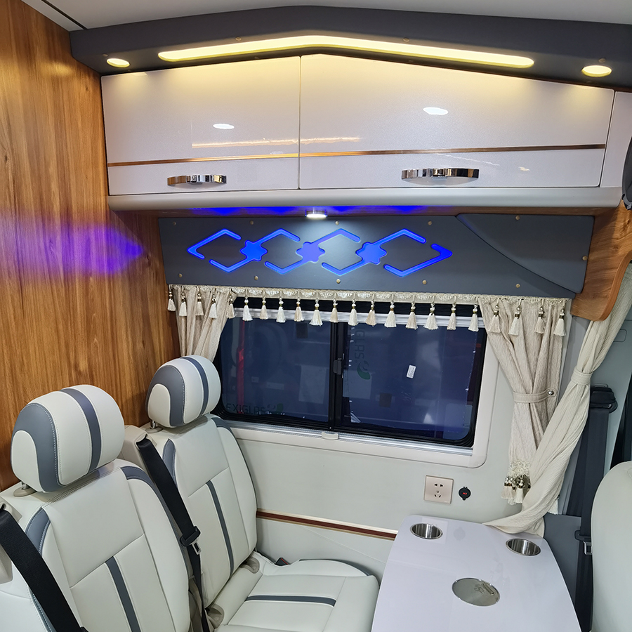 上汽大通V90加長(zhǎng)軸高頂房車-后橫床2