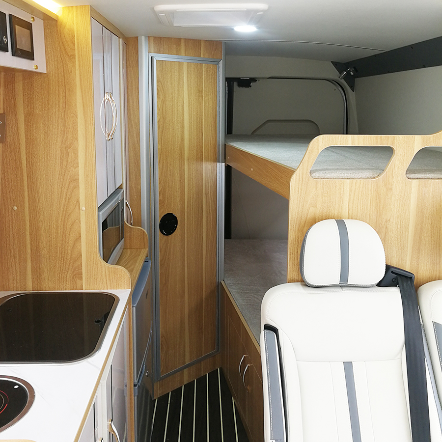 上汽大通V90加長(zhǎng)軸高頂房車-后豎床2